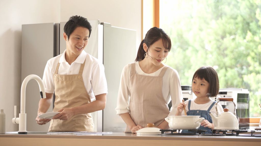 家族で料理を楽しむ